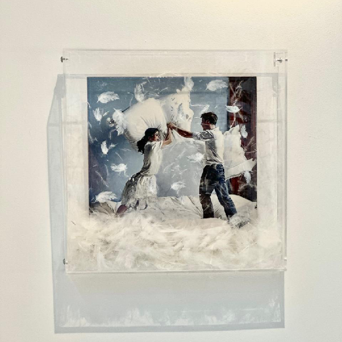 Quadro Acrílico Guerra de Travesseiros 25x25 - Greghi Design