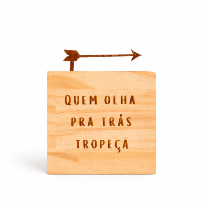 Cubo – Quem Olha Para Trás Tropeça
