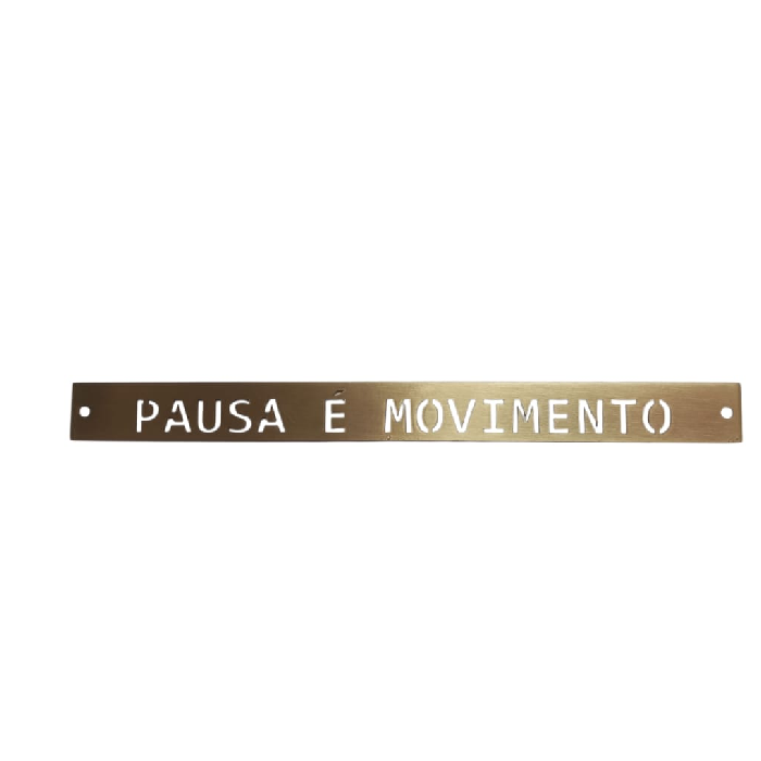 Placa Decorativa em Latão "Pausa e Movimento"