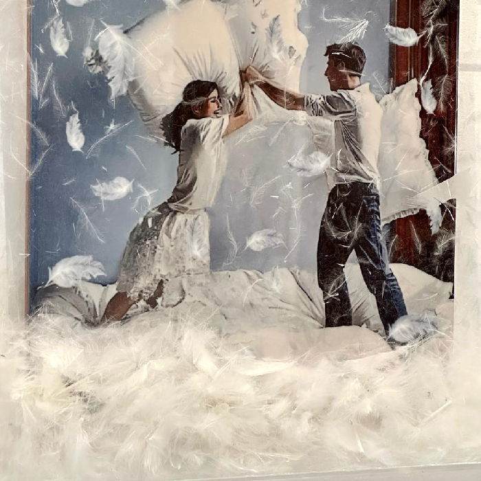 Quadro Acrílico Guerra de Travesseiros - Greghi Desing