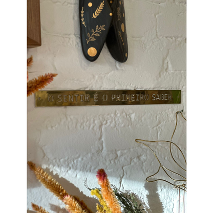 Placa Decorativa em Latão "O Sentir é o Primeiro Saber"