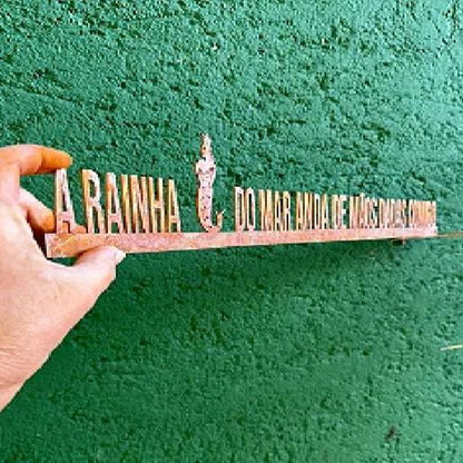 Frase de Ferro - A Rainha do Mar Anda de Mãos Dadas Comigo