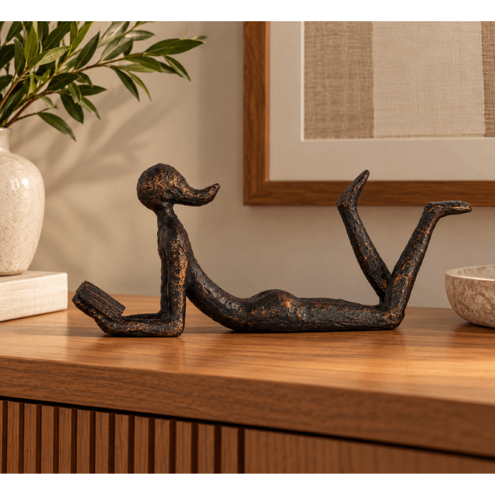 Escultura Mulher Lendo