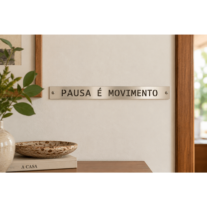 Placa Decorativa em Latão" Pausa É Movimento..."