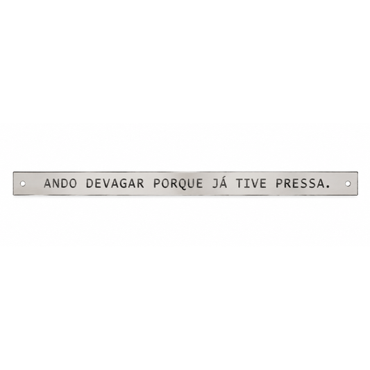 Placa Decorativa em Latão " Ando Devagar ..."