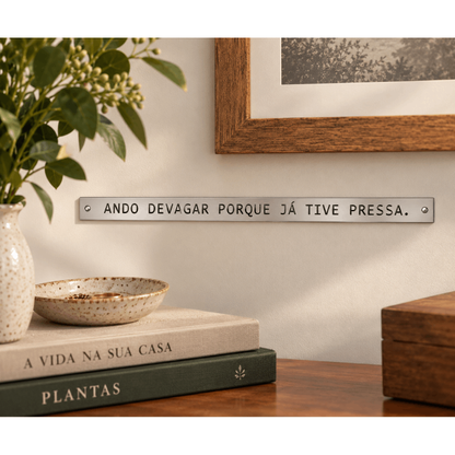 Placa Decorativa em Latão " Ando Devagar ..."