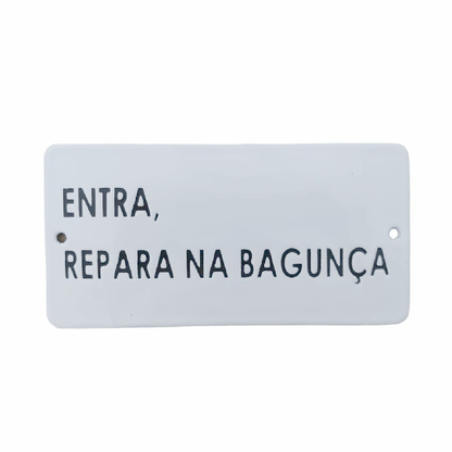 Placa Decorativa Esmaltada Entra, Repara na Bagunça