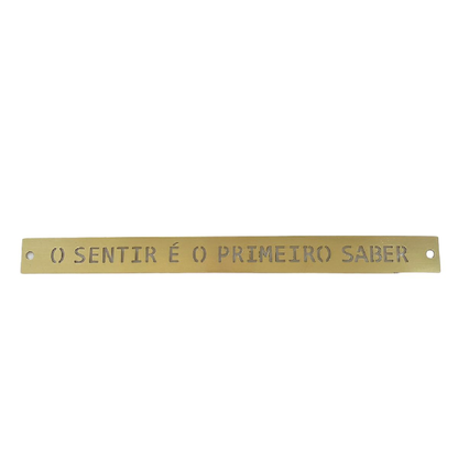 Placa Decorativa em Latão "O Sentir é o Primeiro Saber"