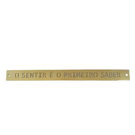 Placa Decorativa em Latão "O Sentir é o Primeiro Saber"