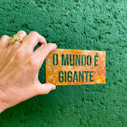 Placa de Ferro - O Mundo é Gigante