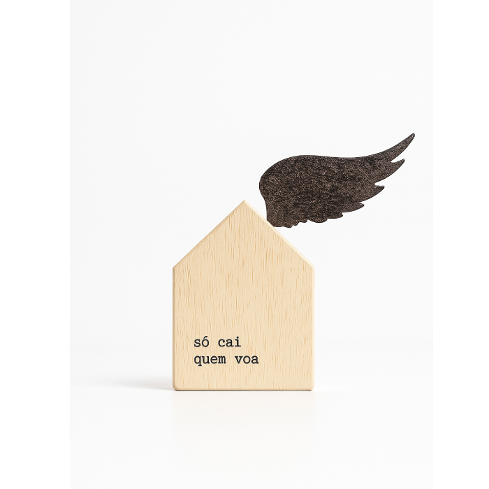 Casinha de Madeira " Só Cai Quem Voa"
