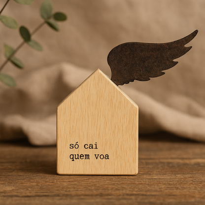 Casinha de Madeira " Só Cai Quem Voa"