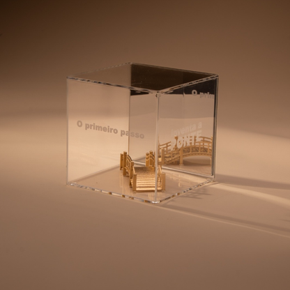 Cubo Acrílico –  O Primeiro Passo Inventa A Ponte