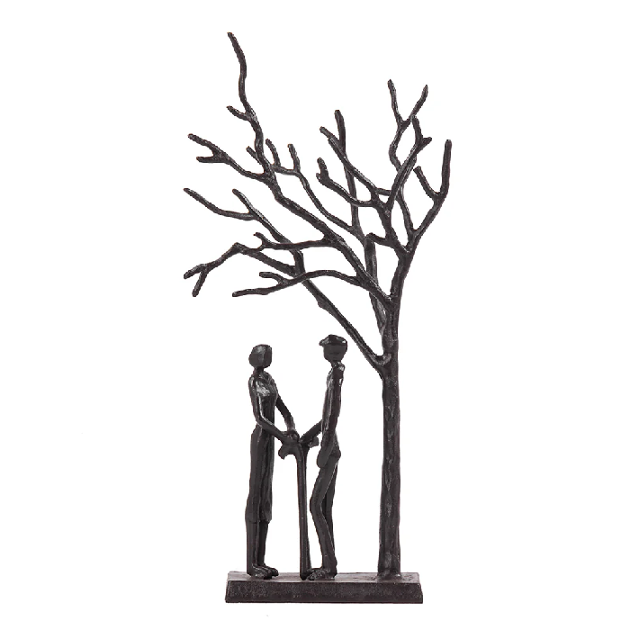 Escultura Casal Sob Árvore