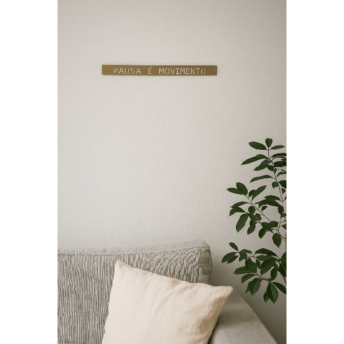 Placa Decorativa em Latão "Pausa e Movimento"