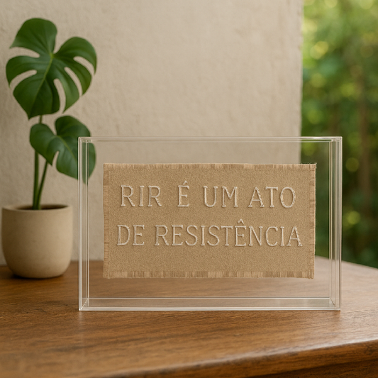 Quadro Decorativo Rir é Um Ato de Resistência
