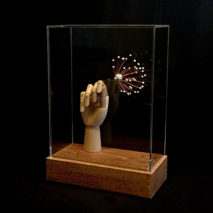 Escultura Mão Flor - casaquetem