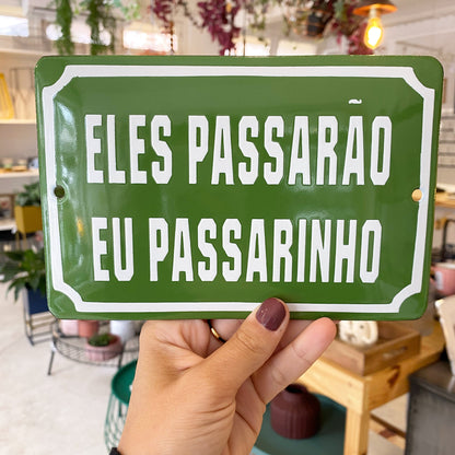 Placa Decorativa Esmaltada Eles Passarão Eu Passarinho - casaquetem