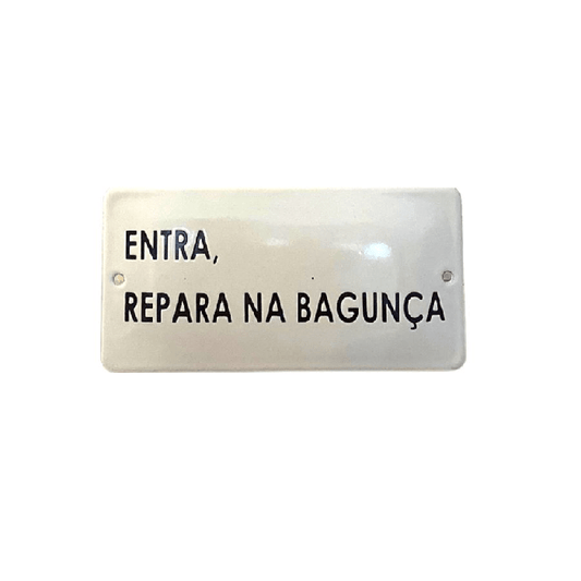 Placa Decorativa Esmaltada Entra, Repara na Bagunça - casaquetem