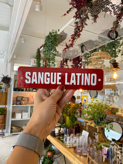 Placa Decorativa Esmaltada Sangue Latino - casaquetem
