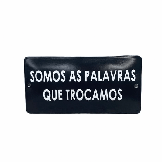 Placa Decorativa Esmaltada Somos as Palavras que Trocamos - casaquetem