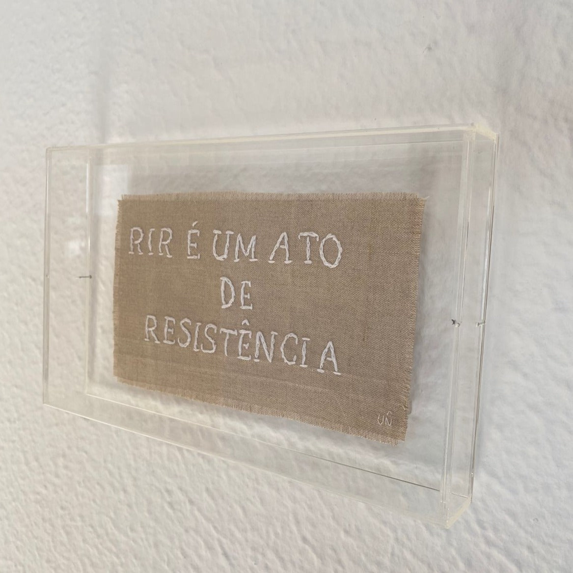 Quadro Decorativo Rir é Um Ato de Resistência - casaquetem