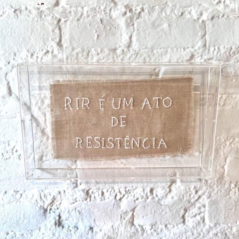 Quadro Decorativo Rir é Um Ato de Resistência - casaquetem