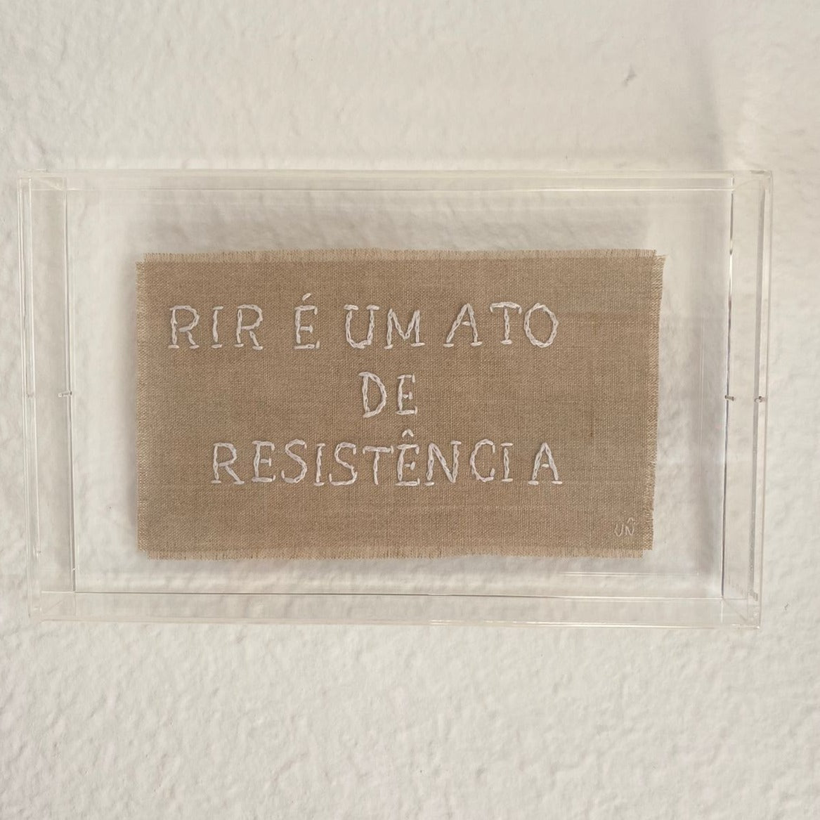Quadro Decorativo Rir é Um Ato de Resistência - casaquetem